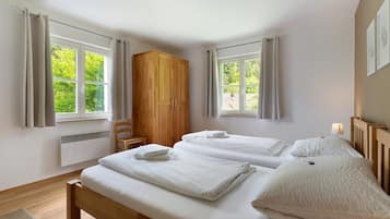 4 bedrooms, iron/ironing board, free WiFi, bed sheets