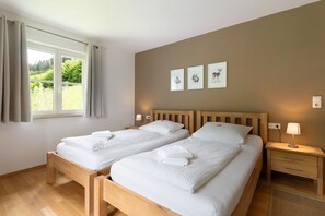 4 slaapkamers, een strijkplank/strijkijzer, gratis wifi, beddengoed