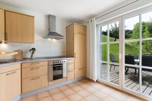 Fridge, microwave, oven, stovetop - Apartment 'Ferienhaus 1 - Wohnung Tanne, 78qm' with Mountain View, Private Terrace and Wi-Fi (Schenkenzell)