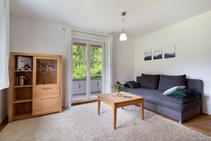 TV, fireplace, ping pong - Apartment 'Ferienhaus 1 - Wohnung Tanne, 78qm' with Mountain View, Private Terrace and Wi-Fi (Schenkenzell)