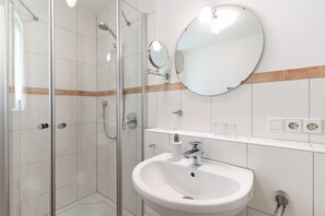 Ducha, artículos de tocador gratuitos, secador de pelo, toallas