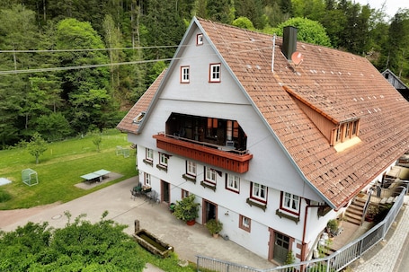 Exterior. Apartment 'Ferienhaus 1 - Wohnung Fichte, 64qm' with Mountain View, Balcony and Wi-Fi