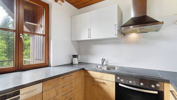Geladeira, micro-ondas, fogão, cooktop