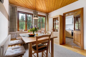 Dining - Apartment 'Ferienwohnung Im Hof 120qm' with Mountain View, Shared Terrace and Wi-Fi (Schenkenzell)