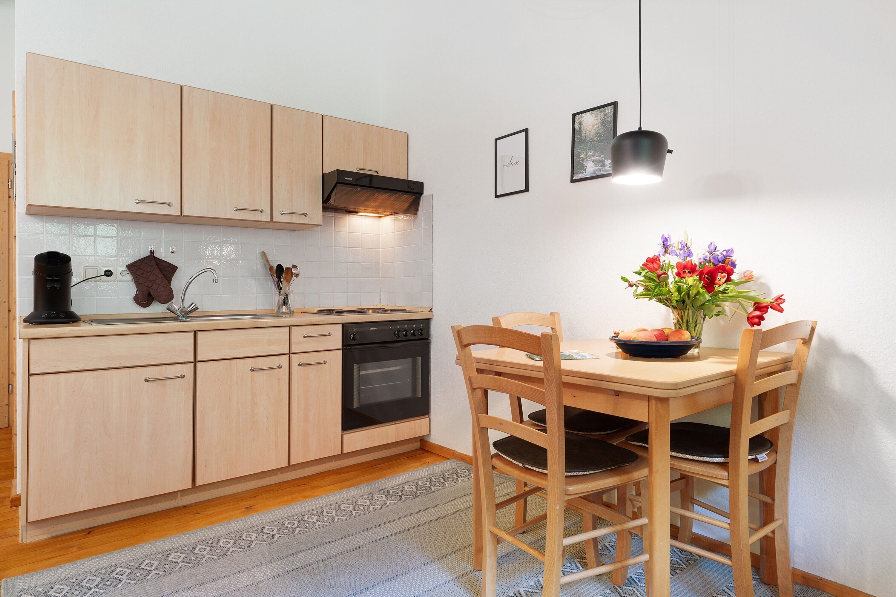 Kühlschrank, Ofen, Herdplatte, Wasserkocher mit Kaffee-/Teezubehör