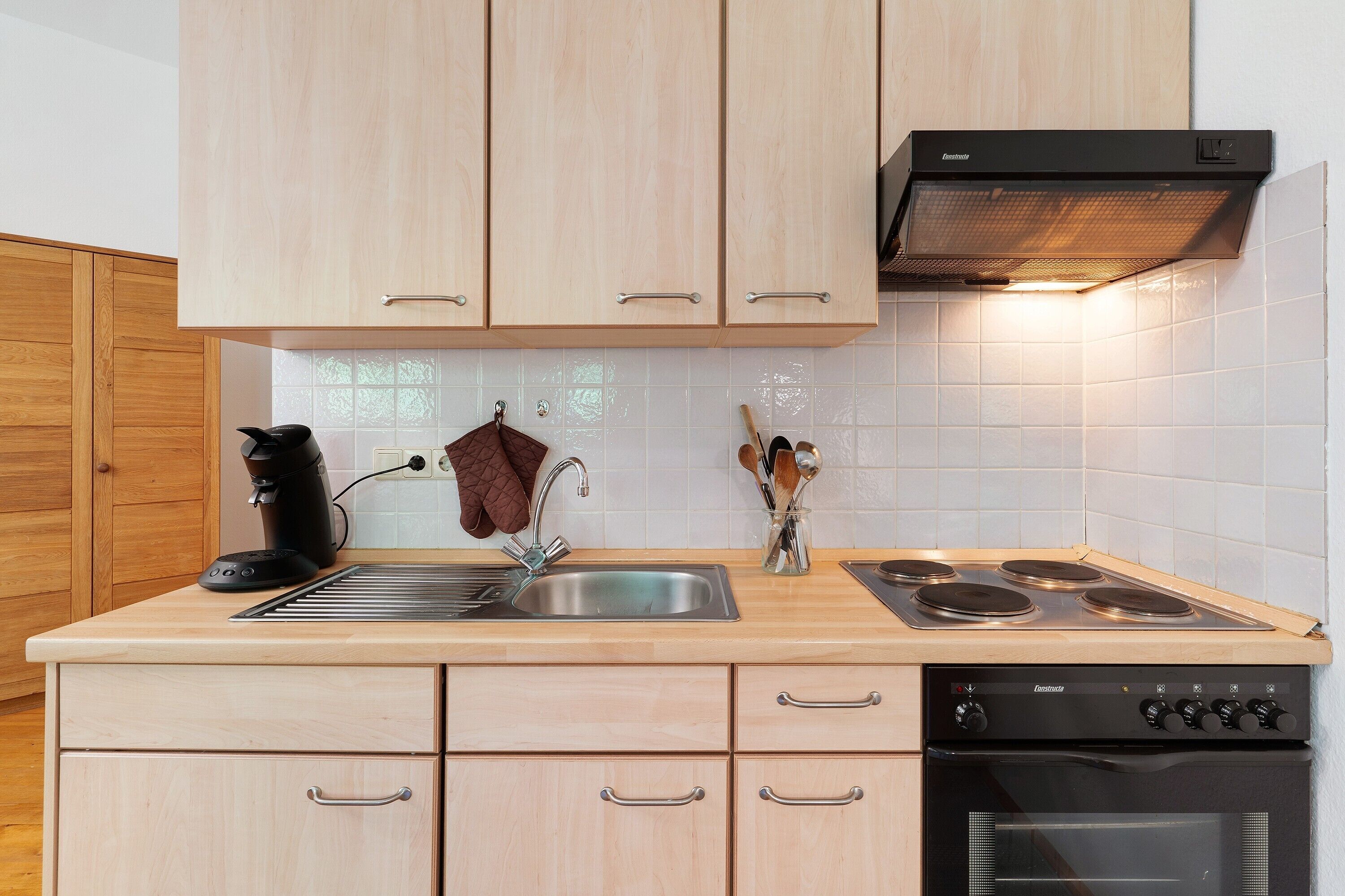 Refrigerador, horno, parrilla de estufa y cafetera y tetera 