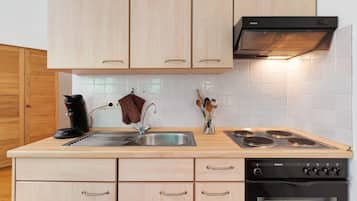 Refrigerador, horno, parrilla de estufa y cafetera y tetera