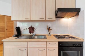 Frigorifero, forno, piano cottura, macchina per tè/caffè