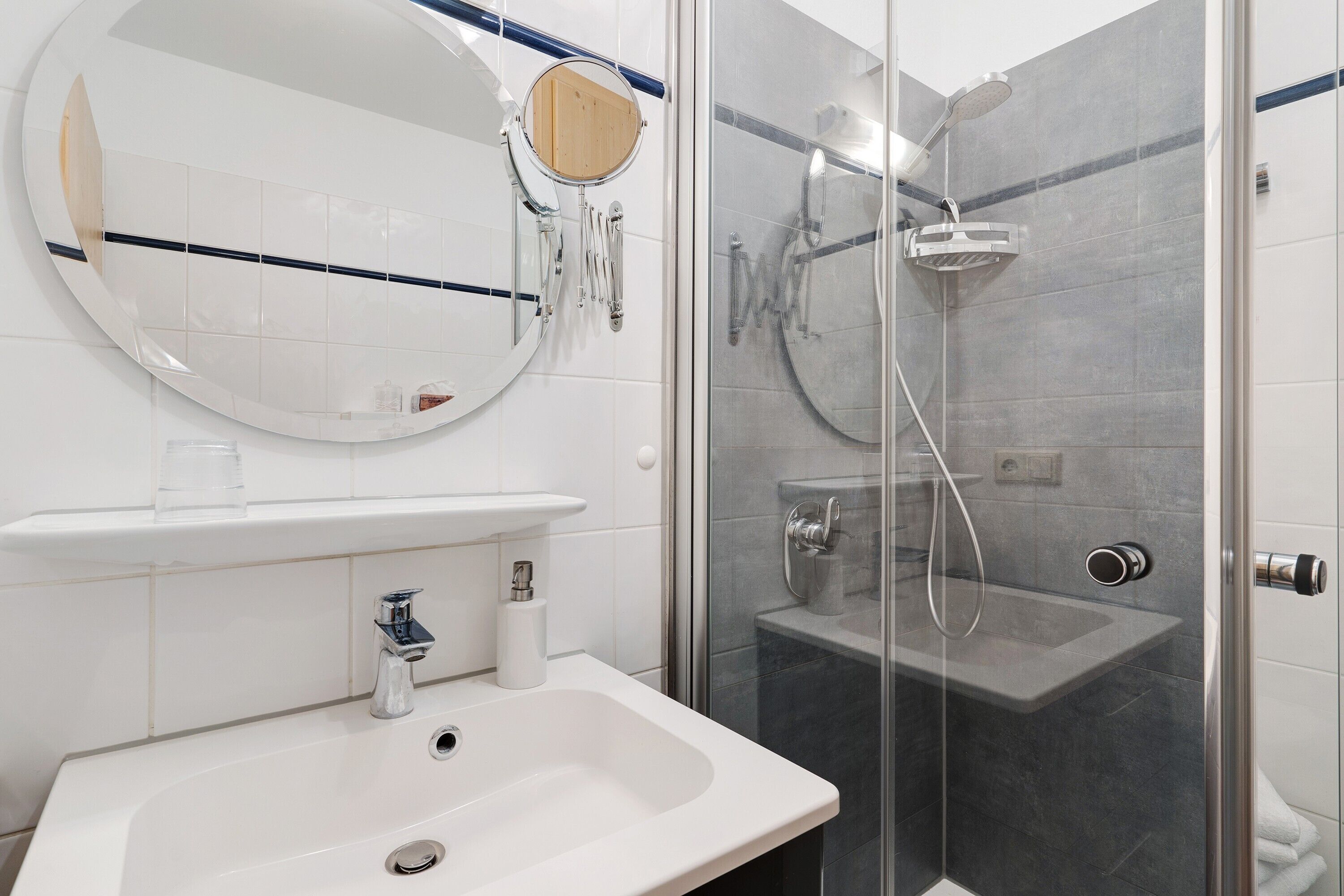 Regadera, amenidades de baño gratuitas, secadora de cabello, toallas 