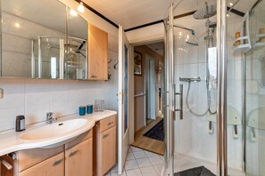 Badewanne, Haartrockner, Handtücher