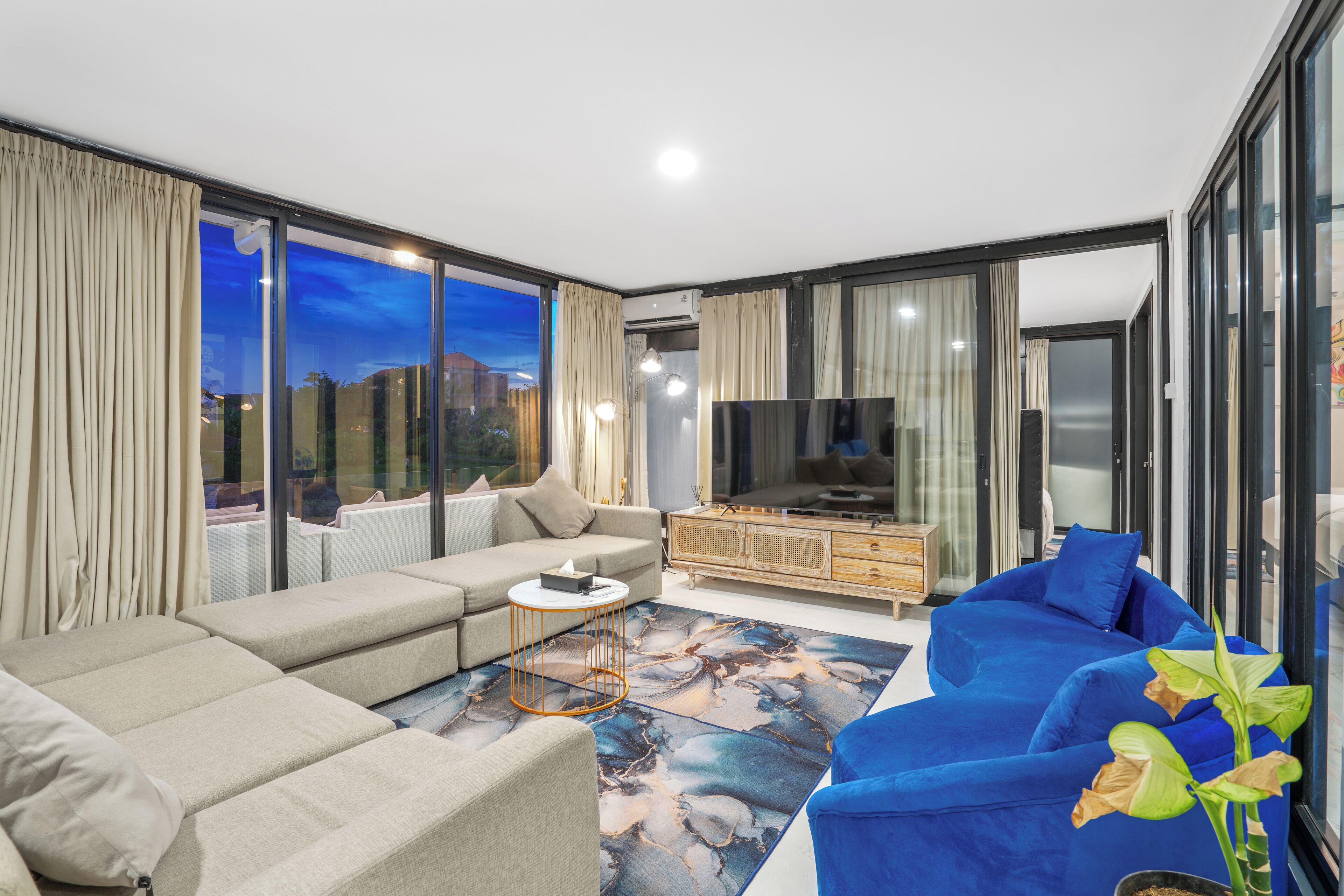 Smart-TV, Tischtennisplatte, Stereoanlage