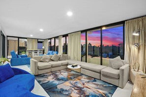 Smart TV, ping pong, stereo - Large Luxury Modern Mansion Sleeps up to 50 (Kuta Utara)