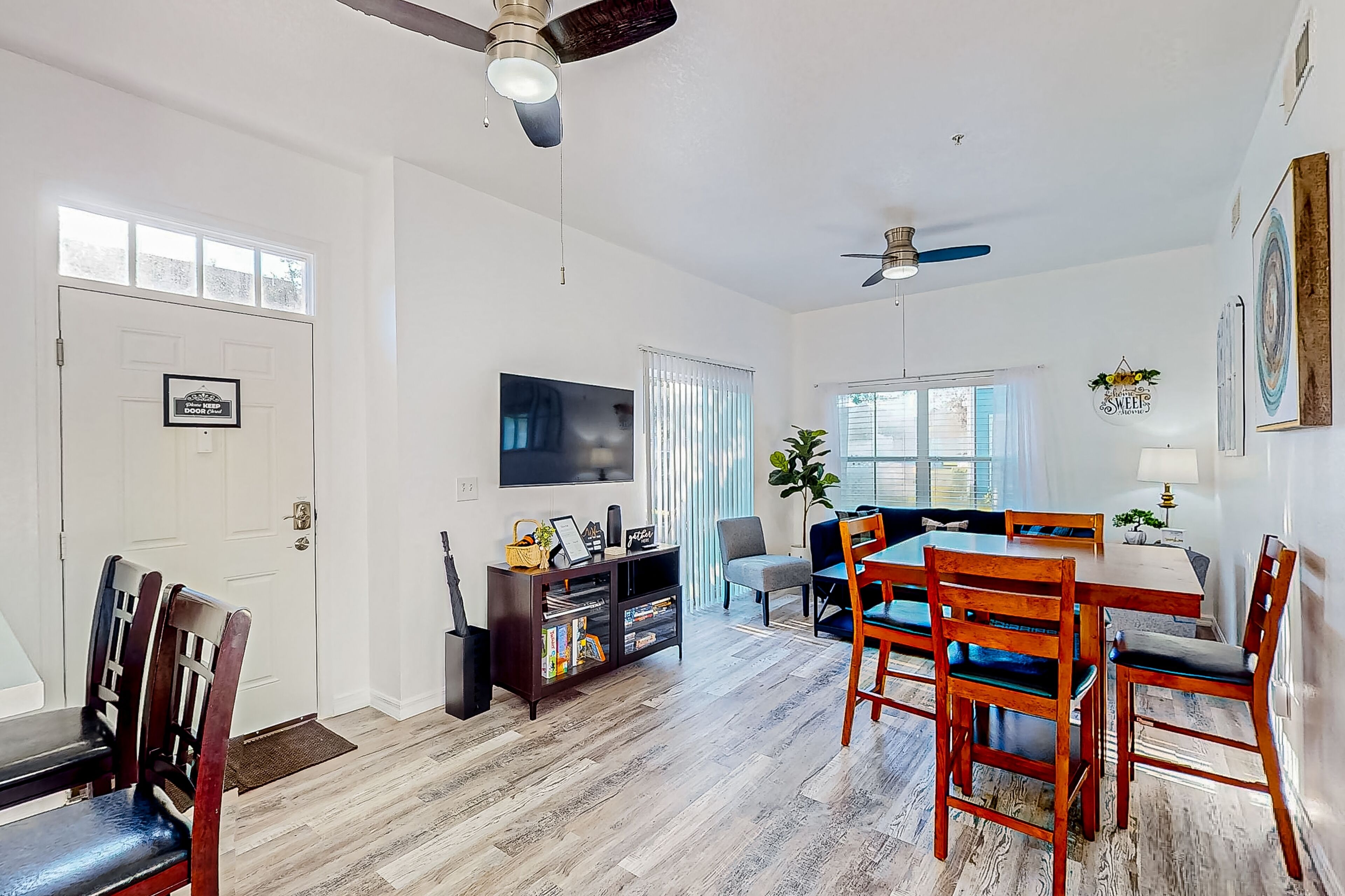 Townhome near Disney with on-site pool, gym, & hot tub