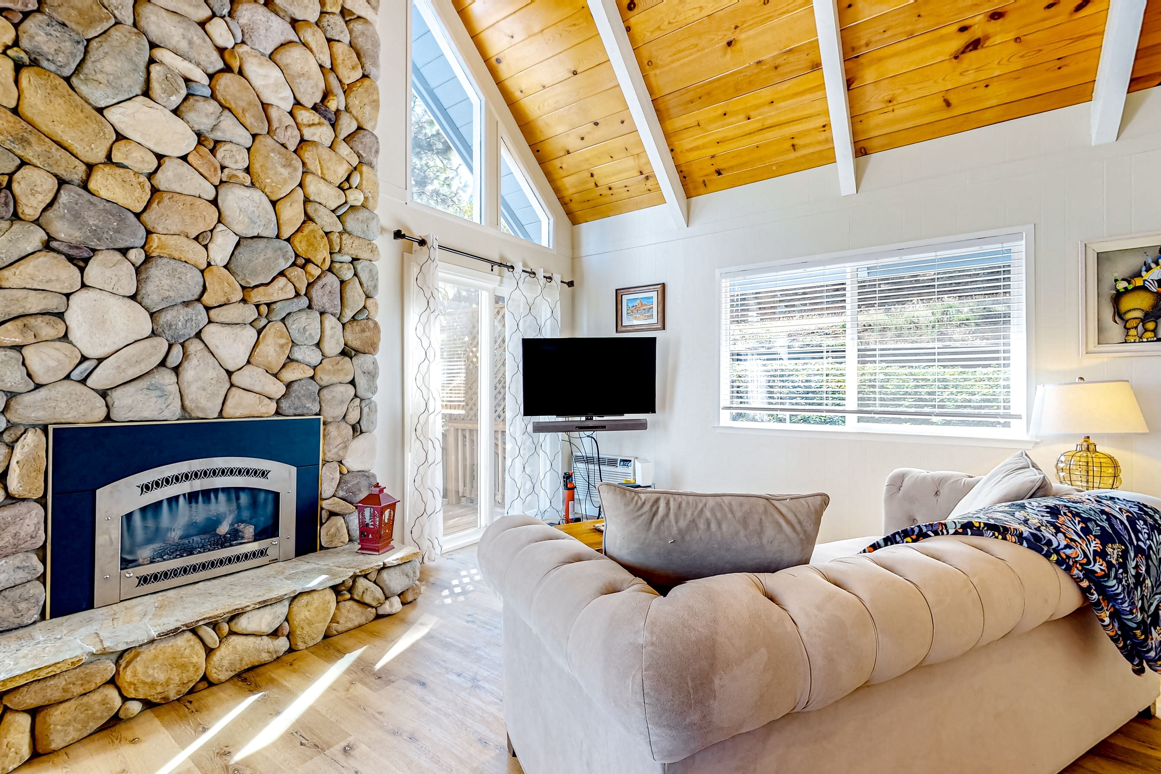 Updated tree-lined cabin with pool access, fireplace, & mountain views