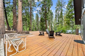Terrace/patio - Shaver Wood Forrest-Smokey Tree (Shaver Lake)