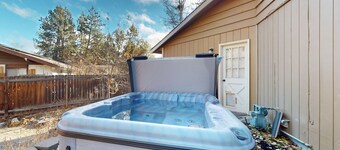 Pleasant PNW retreat with enclosed yard, grill, & W/D - dogs ok, near skiing