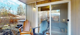 Pleasant PNW retreat with enclosed yard, grill, & W/D - dogs ok, near skiing