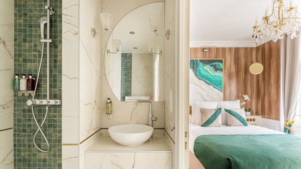 Une salle de bain moderne avec une baignoire sur pieds, un lavabo blanc et un grand miroir.