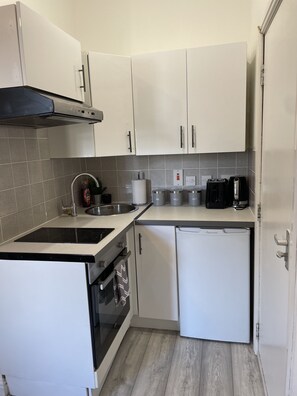 Kjøleskap, ovn, vannkoker og brødrister