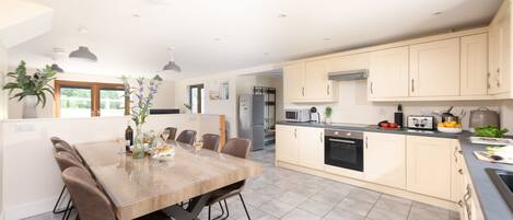 Een koelkast, een magnetron, een oven, een vaatwasser