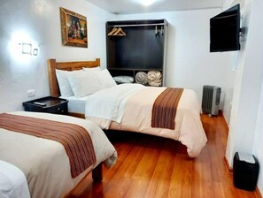 1 habitación y tabla de planchar con plancha 