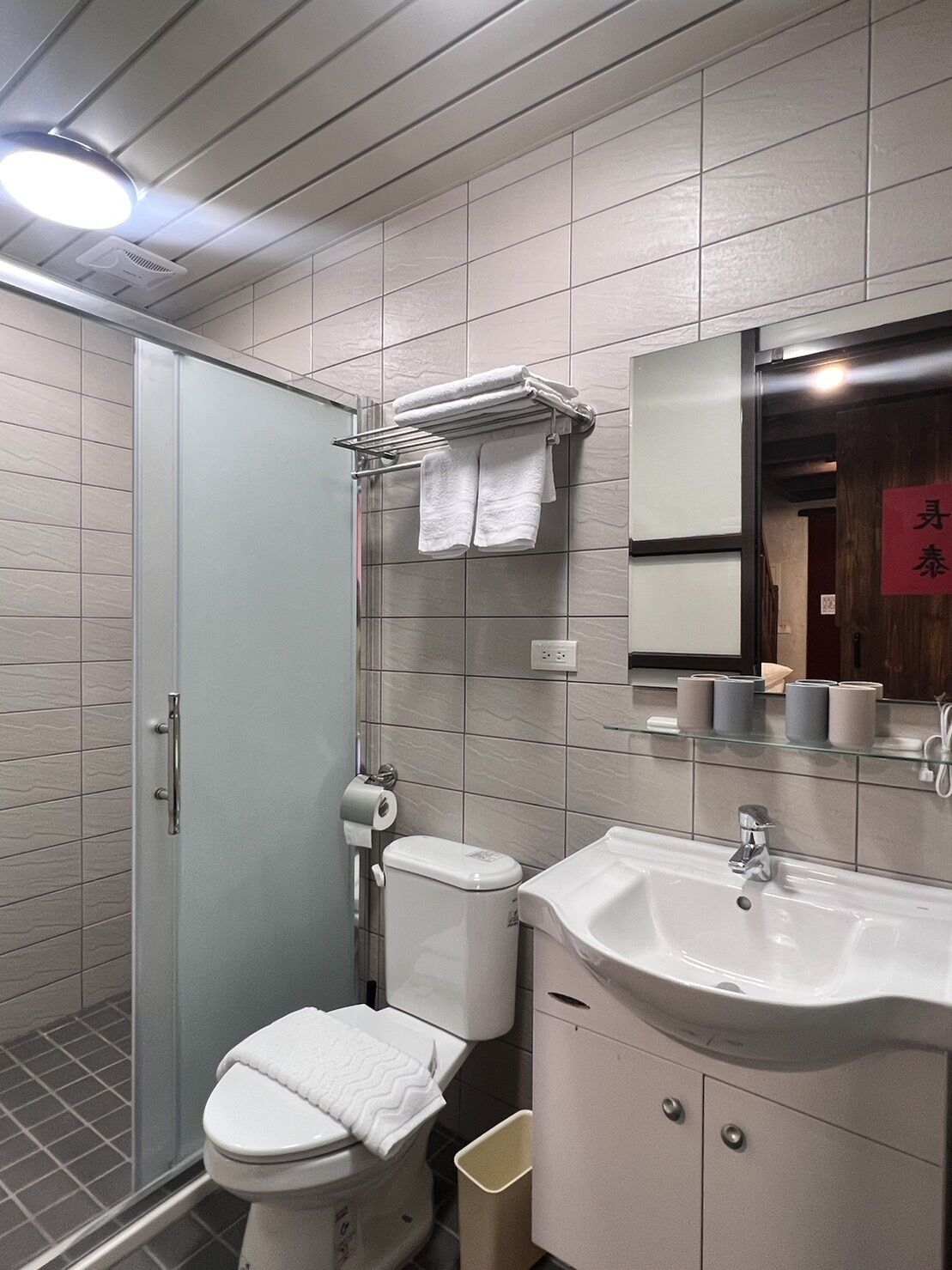 Ein modernes Badezimmer mit Toilette, Waschbecken und Dusche.