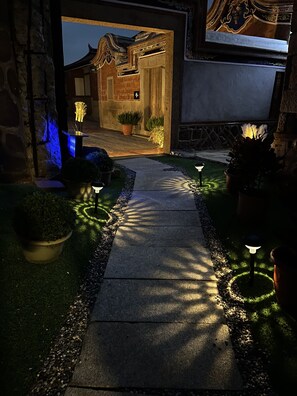 Fachada de la propiedad por la tarde o noche