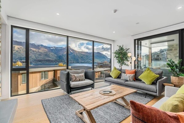 Fernseher, Kamin, Stereoanlage, Arbeitsbereiche