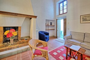 Een televisie en een open haard