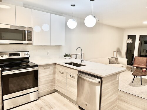 Luxury 2 Bedroom Apartment in Heart of Quincy