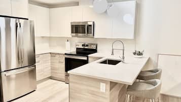 Réfrigérateur, micro-ondes, four, plaque de cuisson