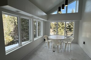 Dining - Relax on the Deck with Red Mountain Views. Centrally Located Near Skiing, Trails, Dining & More! (Silverthorne)