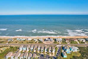 Accommodatie ligt op het strand, ligstoelen, strandlakens, kajakken