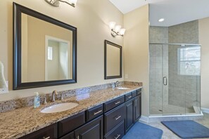 Combined shower/bathtub, hair dryer, towels, shampoo - Sunset Inlet Luxury Oasis | Beverly Beach - Flagler Beach | Ocean Views | Boat Slip (Flagler Beach)