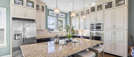 冷蔵庫、電子レンジ、オーブン、コンロ