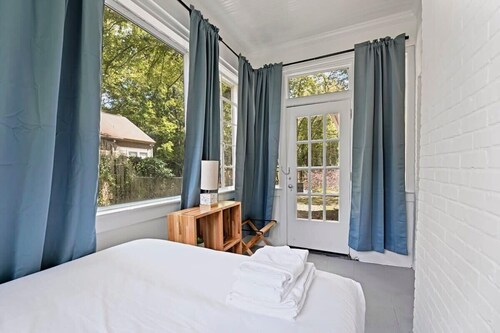 Near University & Dining- Garden District Dwelling