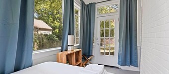 Near University & Dining- Garden District Dwelling