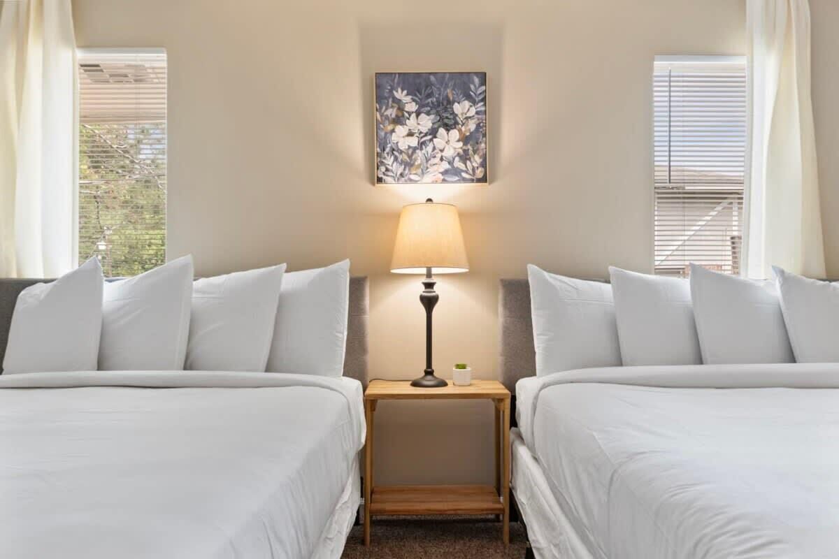 4 bedrooms, desk, iron/ironing board, WiFi