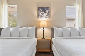 4 bedrooms, desk, iron/ironing board, WiFi - Near Parks, Dining, & Shopping - Glade Park Gem (Montgomery)