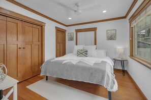 2 habitaciones, escritorio y tabla de planchar con plancha 