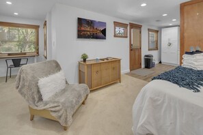 1 bedroom, desk, iron/ironing board, WiFi