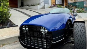 Uma casa moderna com garagem e entrada para carros.