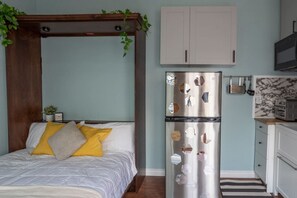 1 chambre, bureau, fer et planche à repasser, lit de bébé portatif