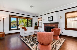 Smart-TV, Kamin, Bücher, Musikbibliothek