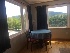 Dining - Vacation Rental: Ridge View Flat (Bolivar)