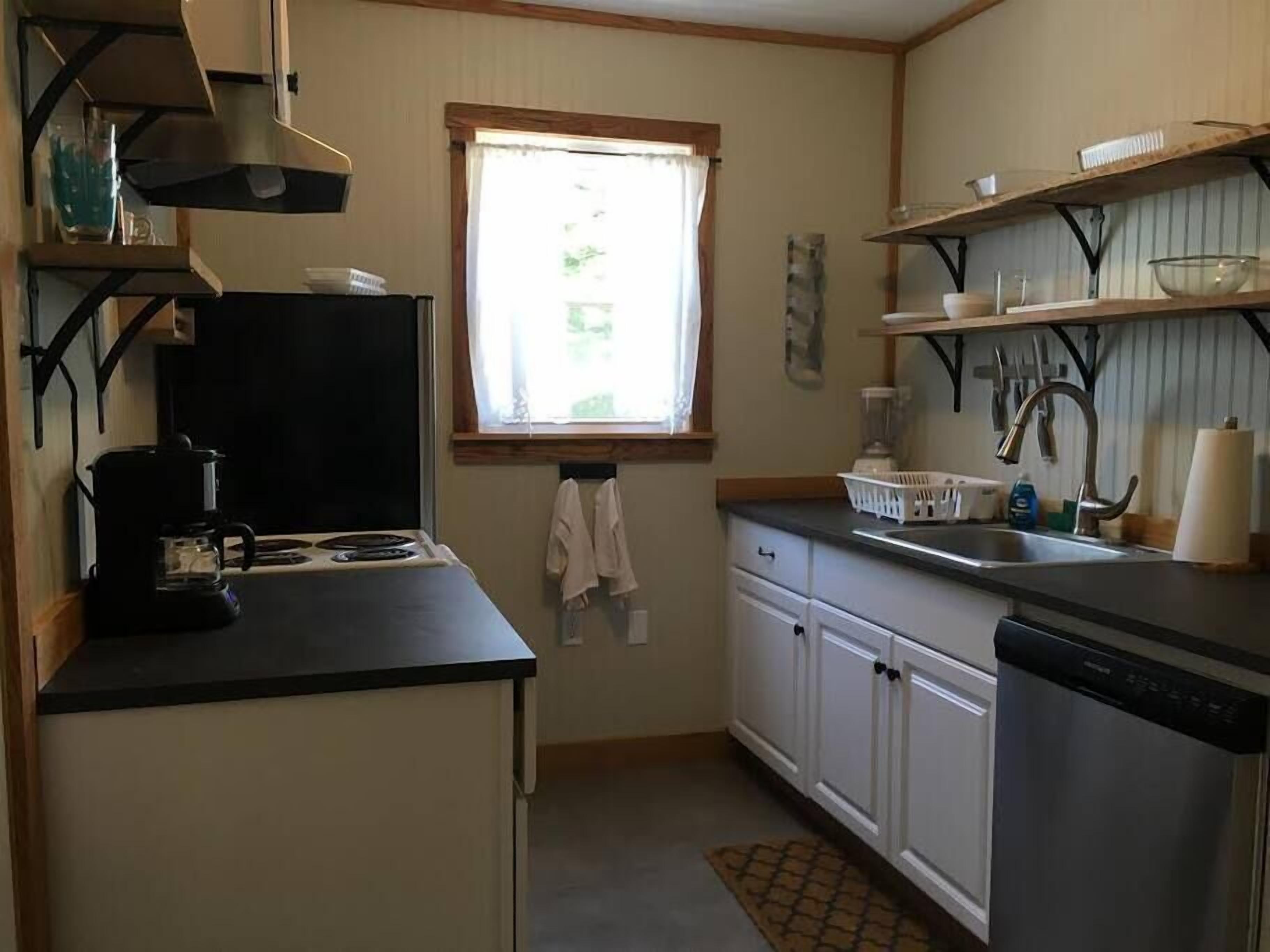 Kylskåp, mikrovågsugn, ugn och spishäll