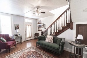 Televisio, takka, työhuone