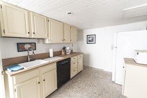 Fridge, microwave, oven, stovetop - Vacation Rental: Armory Quarters A (Harpers Ferry)