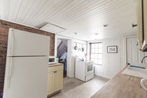 Jääkaappi, mikroaaltouuni, uuni, liesi