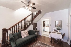 Televisio, takka, työhuone